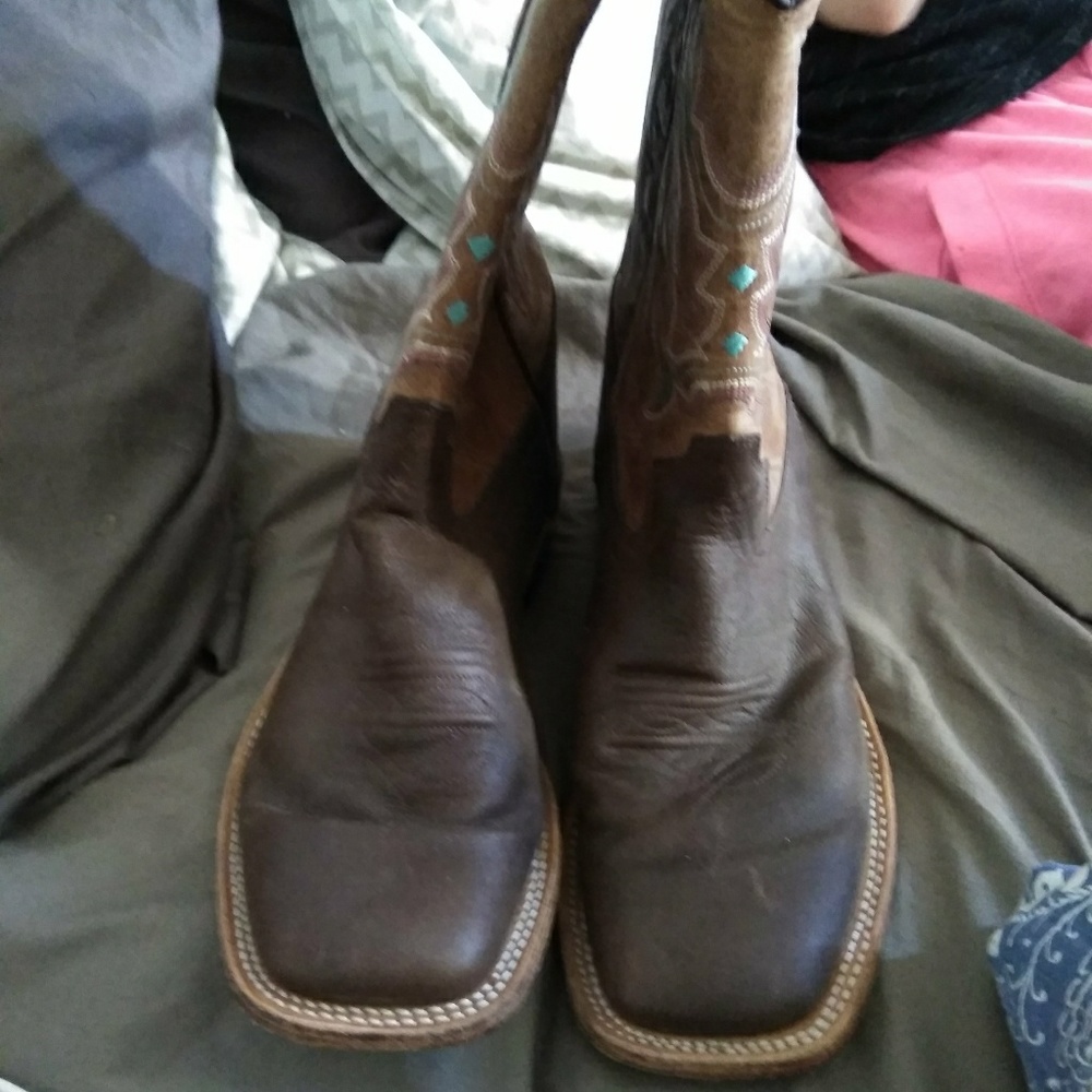 Leather boots 2 weeks old